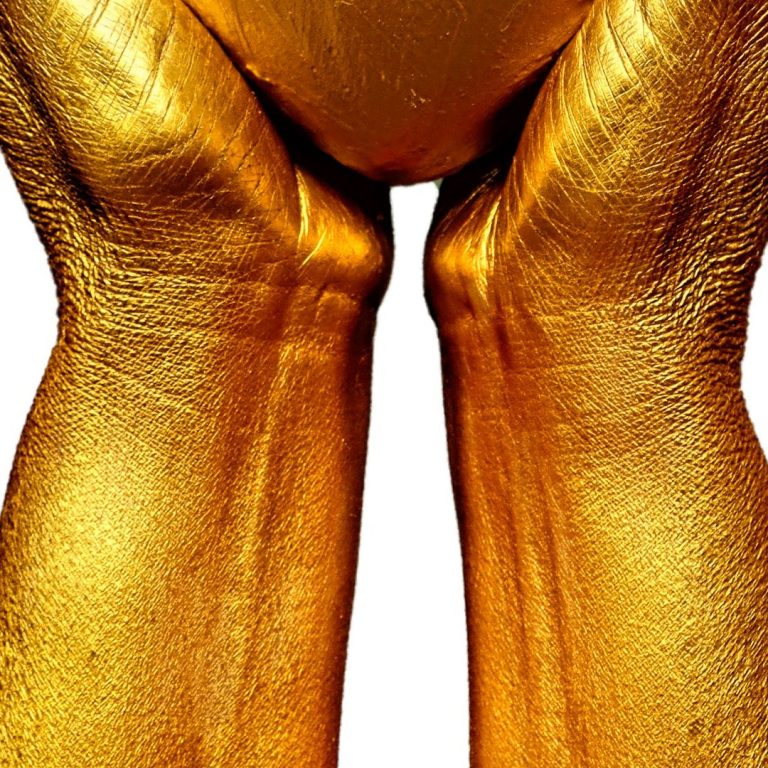 Goldene Hände, die eine kugelförmige Form behutsam halten.