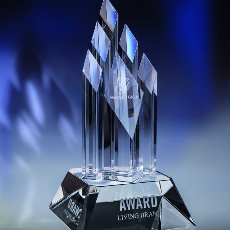 Ausgezeichnetes Kristall-Award mit mehreren spitzen Elementen auf einem schlichten Sockel.