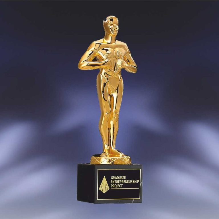 Ausgezeichnetes Kristall-Award mit mehreren spitzen Elementen auf einem schlichten Sockel.